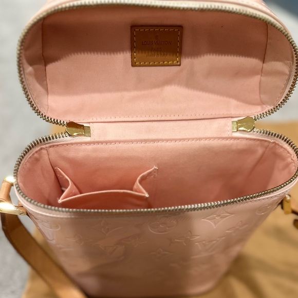 Authentic Louis Vuitton pink(“marshmallow”) Vernis Vertical Sullivan Crossbody - Picture 8 of 12